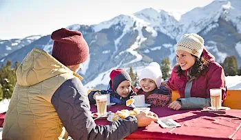 familie_im_skicircus_saalbach_hinterglemm_leogang_fieberbrunn-12.350x0.jpg
