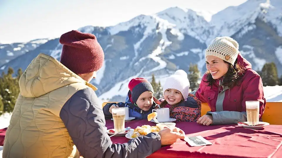 familie_im_skicircus_saalbach_hinterglemm_leogang_fieberbrunn-12.960x540.jpg