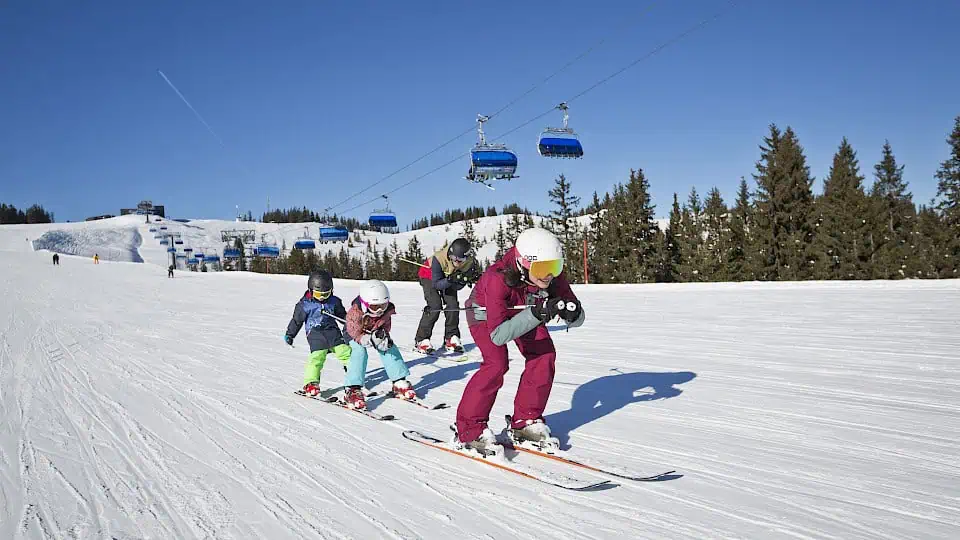 familie_im_skicircus_saalbach_hinterglemm_leogang_fieberbrunn-5.960x540.jpg